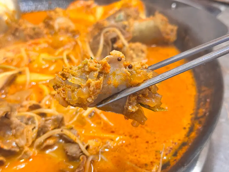 젓가락으로 집어 올린 순대