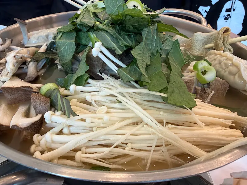 스지전골의 아름다운 비주얼, 각종 채소가 듬뿍 올려져 있다