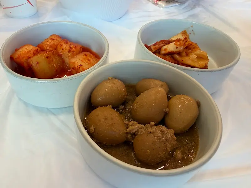 정갈한 밑반찬 3종 세트, 메추리알 조림, 깍두기, 김치