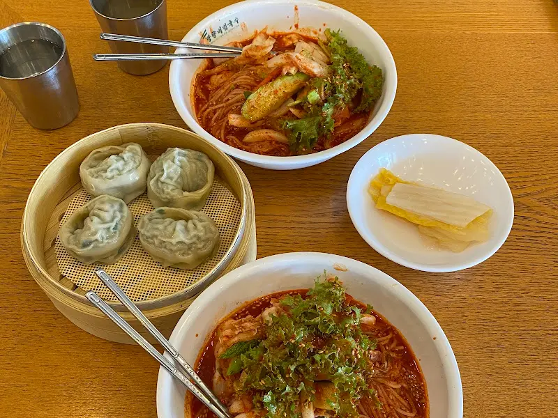 비빔국수와 갈비만두