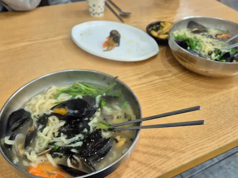 해물칼국수의 푸짐한 모습