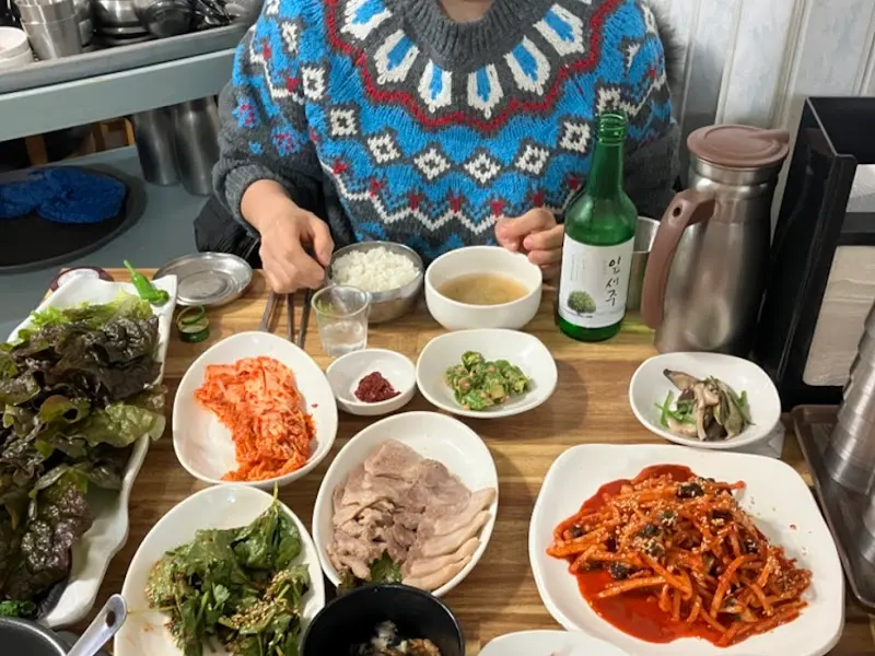 푸짐한 쌈 채소와 기본 반찬