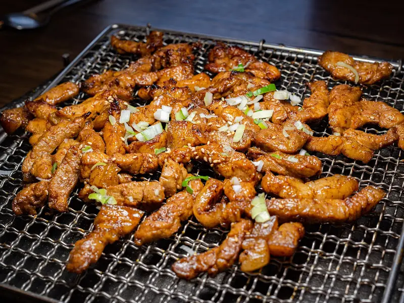 구워져 나오는 흑돼지