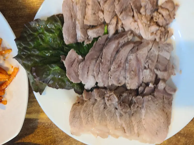 윤기가 자르르 흐르는 수육