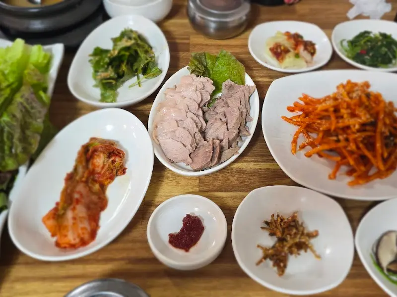 쌈 채소와 수육, 반찬들의 조화