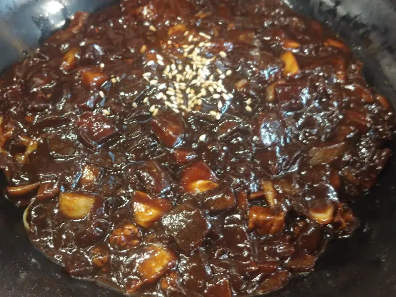 짜장 소스가 듬뿍 올려진 짜장면