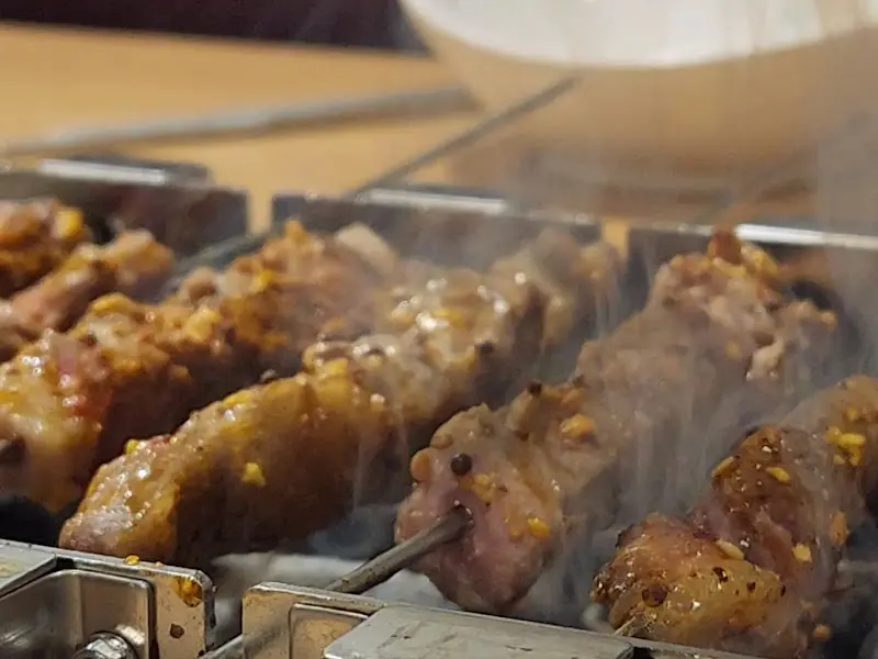 자동으로 돌아가며 구워지는 양꼬치