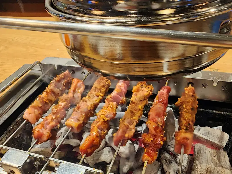 숯불 위에서 익어가는 양꼬치