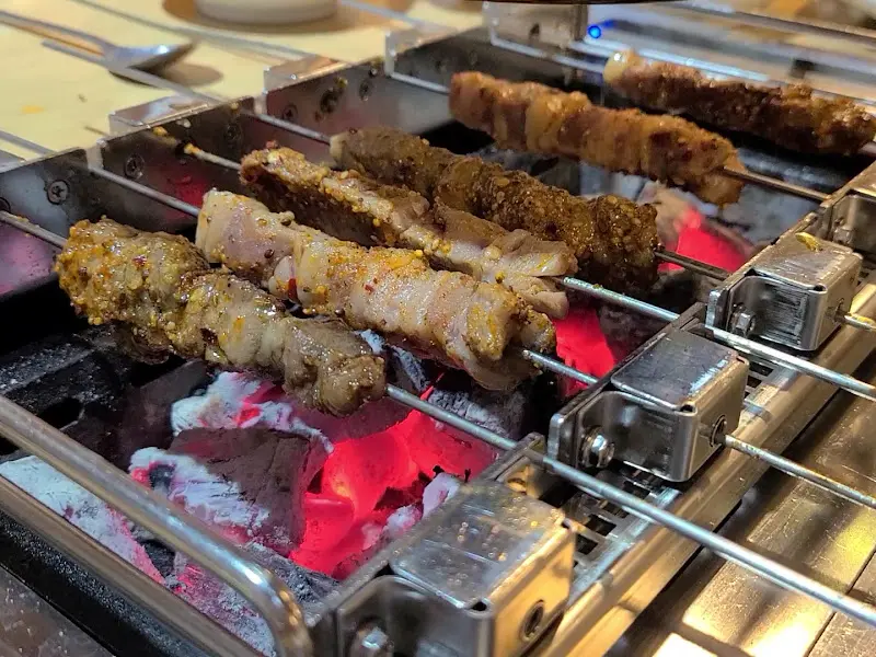 숯불 위에서 노릇노릇 익어가는 양꼬치