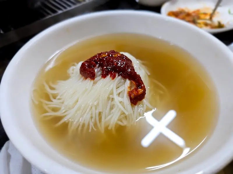 멸치 육수로 맛을 낸 잔치국수