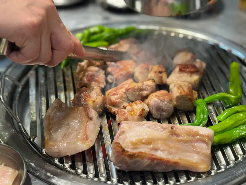 주먹고기와 꽈리고추가 구워지는 모습