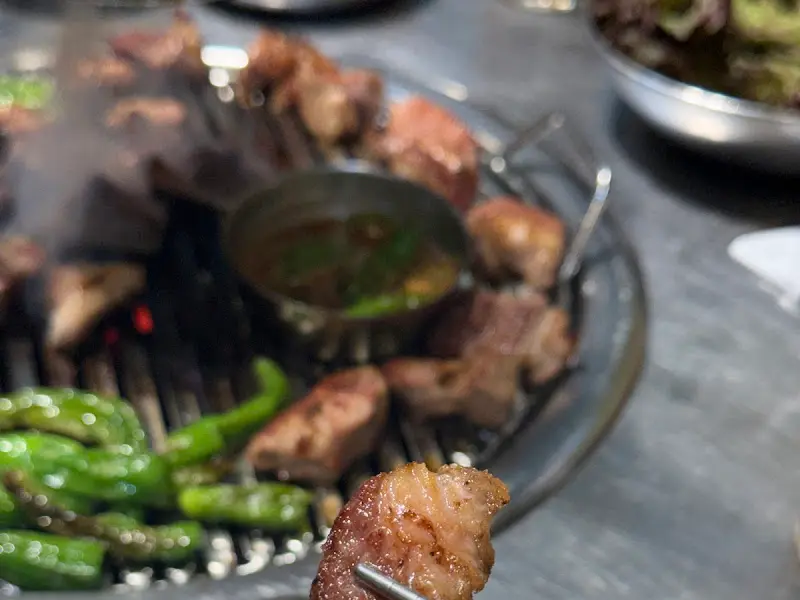 멜젓에 찍은 고기