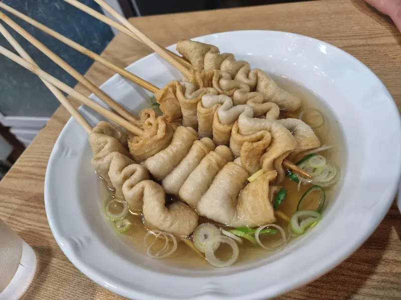 뜨끈한 국물에 담긴 오뎅 꼬치