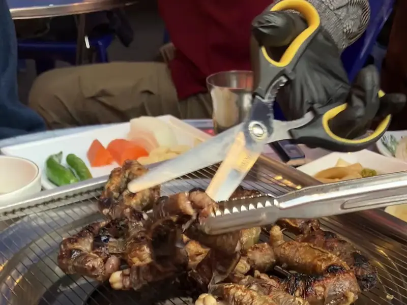 꼼장어를 손질하는 모습