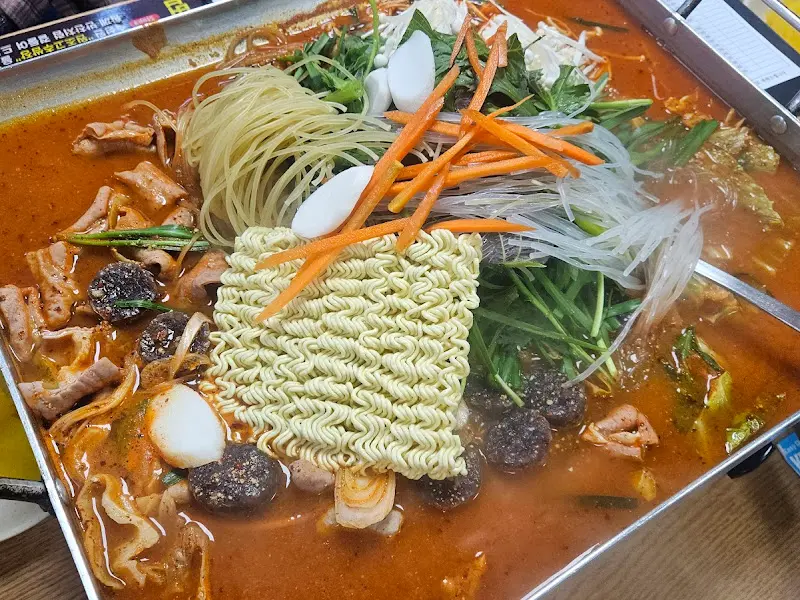 각종 사리가 푸짐하게 들어간 순대곱창볶음