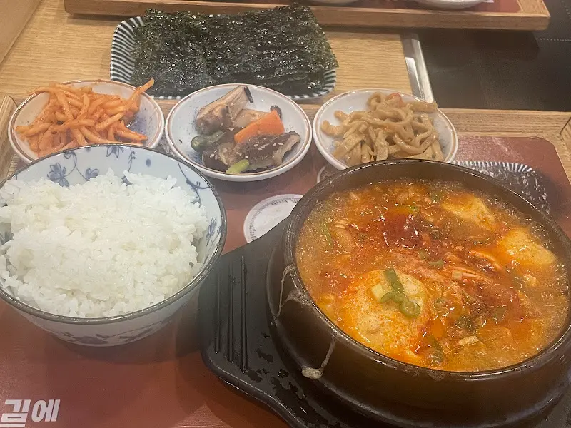 푸짐한 밑반찬과 김