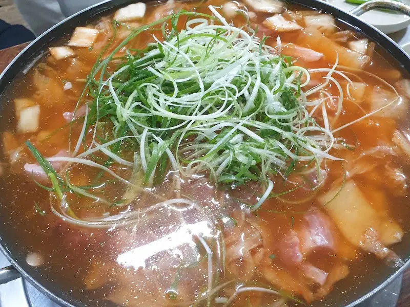파채가 듬뿍 올려진 김치전골