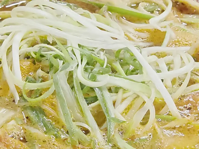 김치전골 속 파채 클로즈업