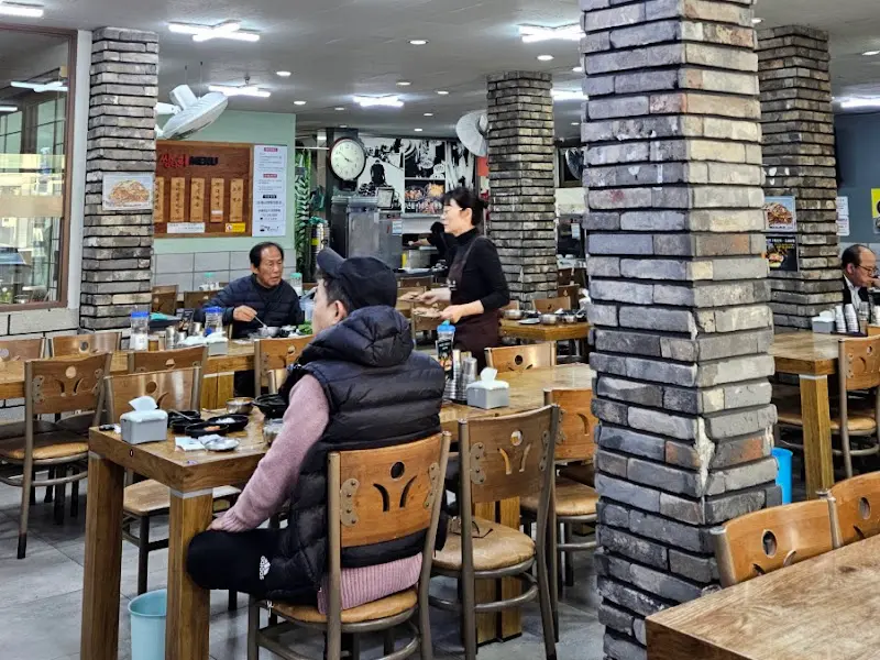 쌍다리돼지불백 내부