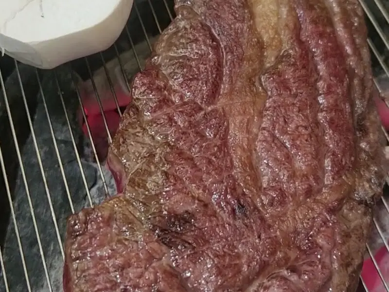 숯불 위의 고기