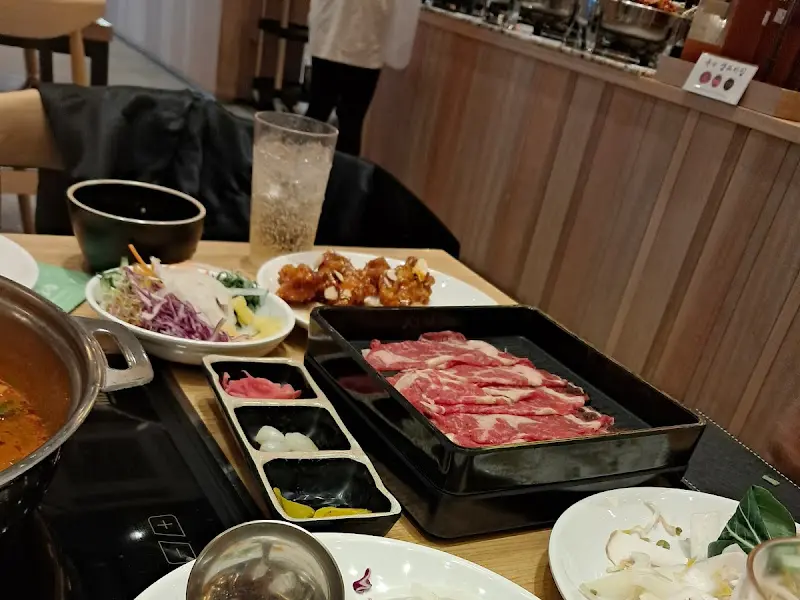 불판 위에서 익어가는 갈비와 풍성한 한 상 차림