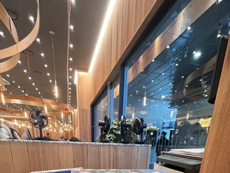 환풍시설과 조명이 돋보이는 내부 인테리어