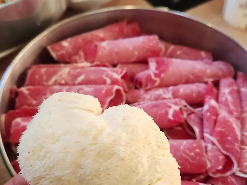 푸짐한 버섯과 소고기 샤브샤브