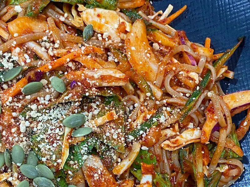 매콤달콤한 도토리쟁반국수