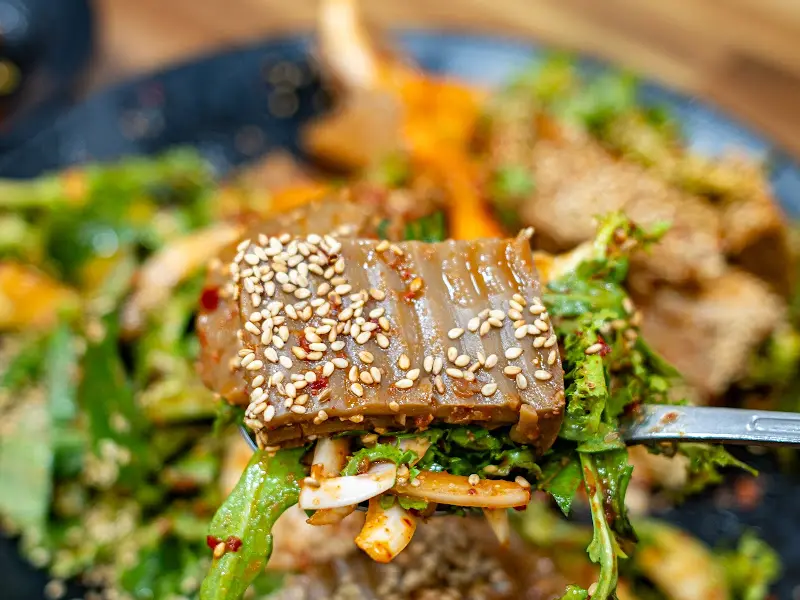 윤기가 자르르 흐르는 도토리묵