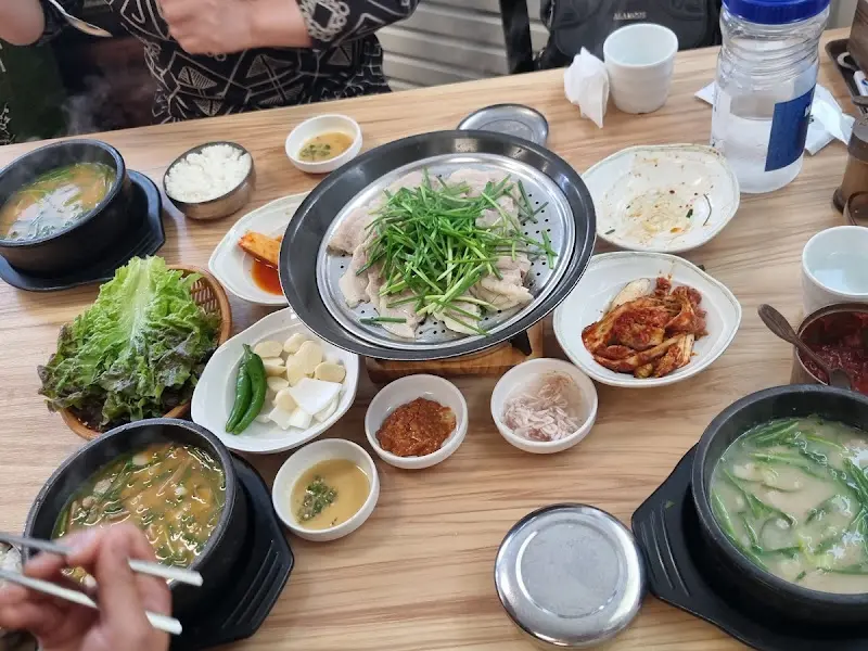 수육백반 한상차림