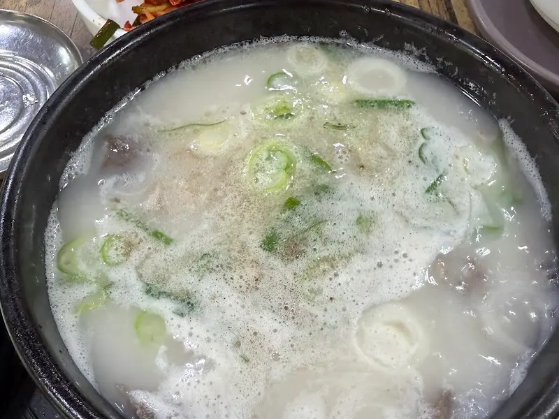 뽀얀 돼지국밥 국물