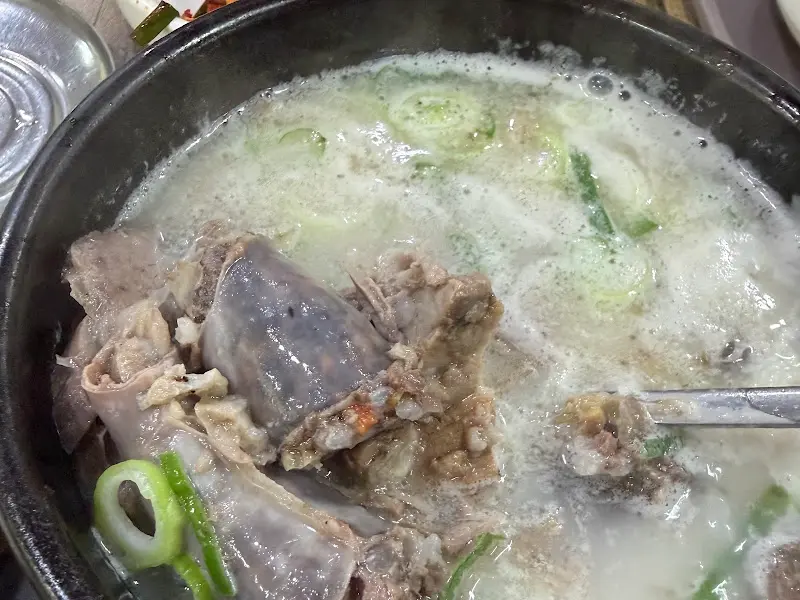 돼지국밥 속 푸짐한 고기
