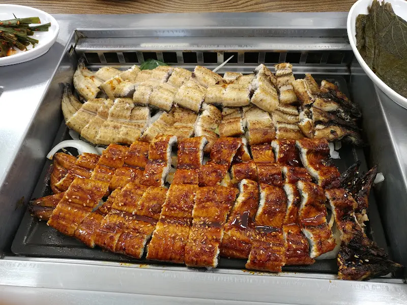 가지런히 놓인 장어구이