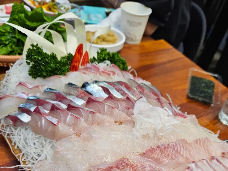 신선한 모듬회 한상차림