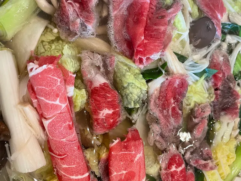 샤브샤브 재료가 끓고 있는 모습