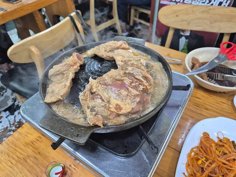 불판 위에서 익어가는 갈비