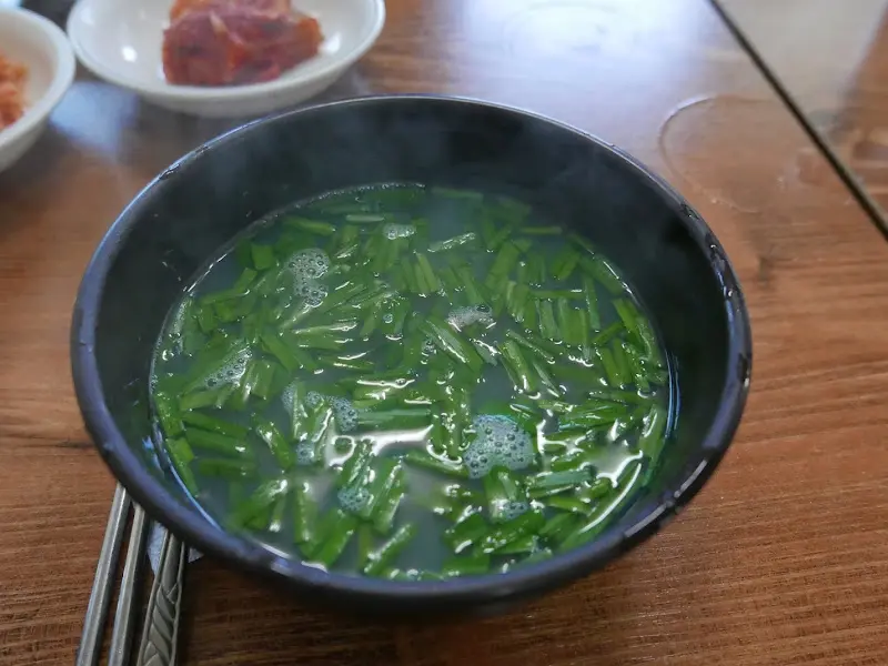 향긋한 부추가 듬뿍 올려진 재첩국