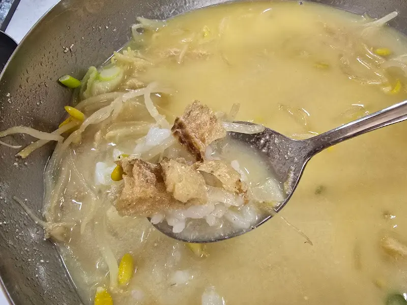 뽀얀 국물이 인상적인 황태해장국