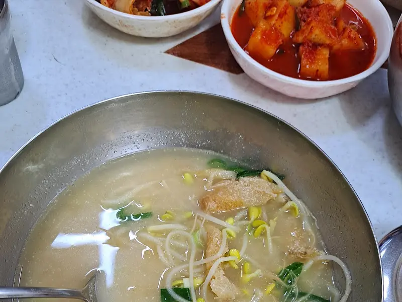 뽀얀 국물의 곰탕