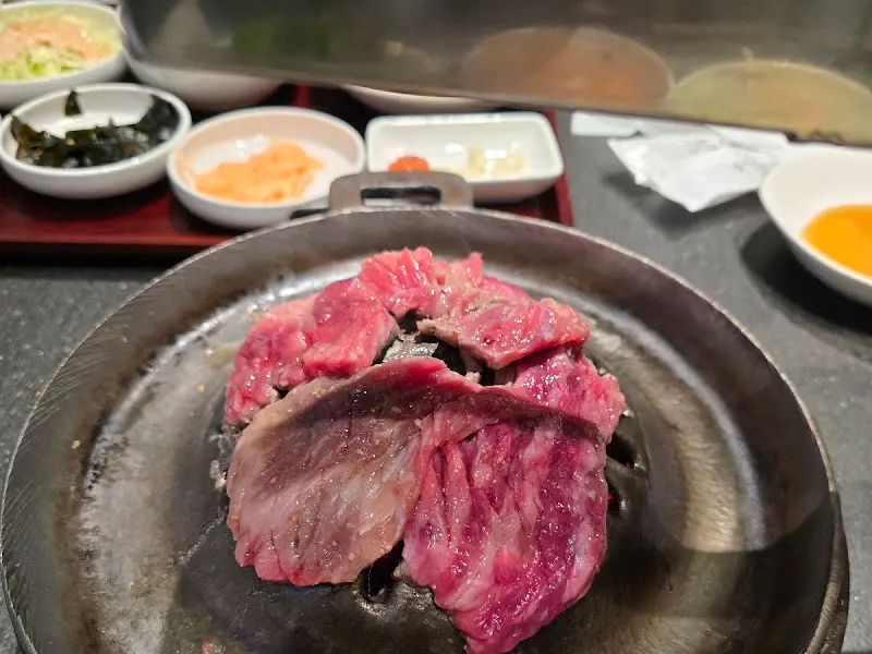 숯불 위에 구워지는 생갈비