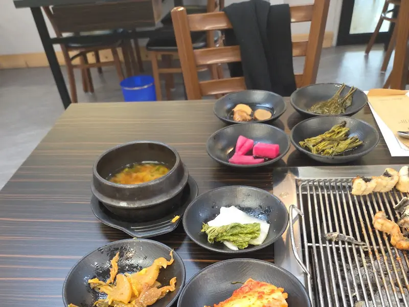 돌솥밥과 장어, 밑반찬이 함께 차려진 모습