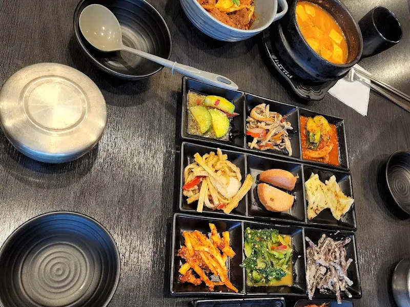 다양한 반찬이 정갈하게 담겨 나온 런치 스페셜 정식