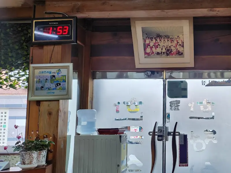 전주 한국식당 내부 시계