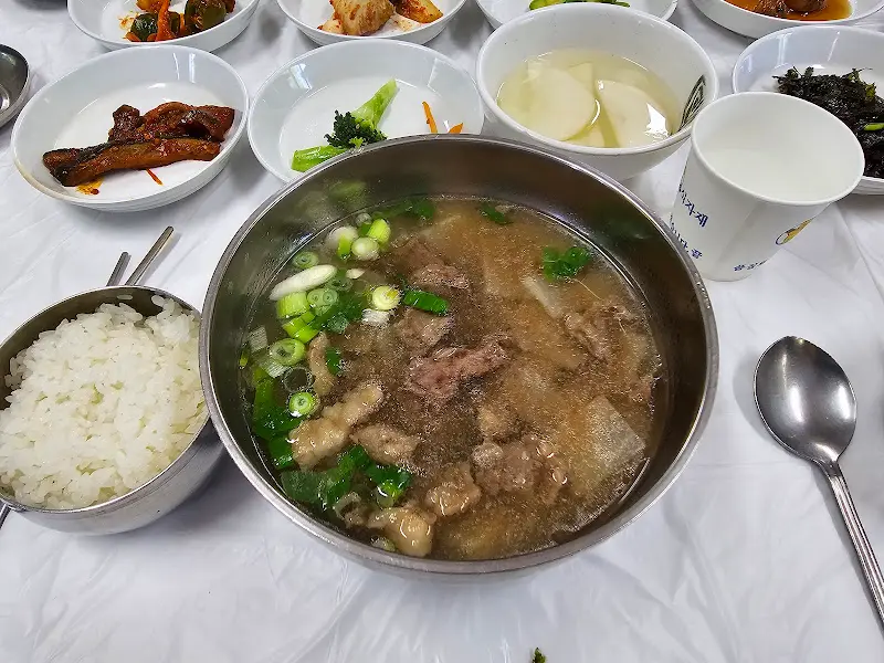 소고기무국과 정갈한 밑반찬