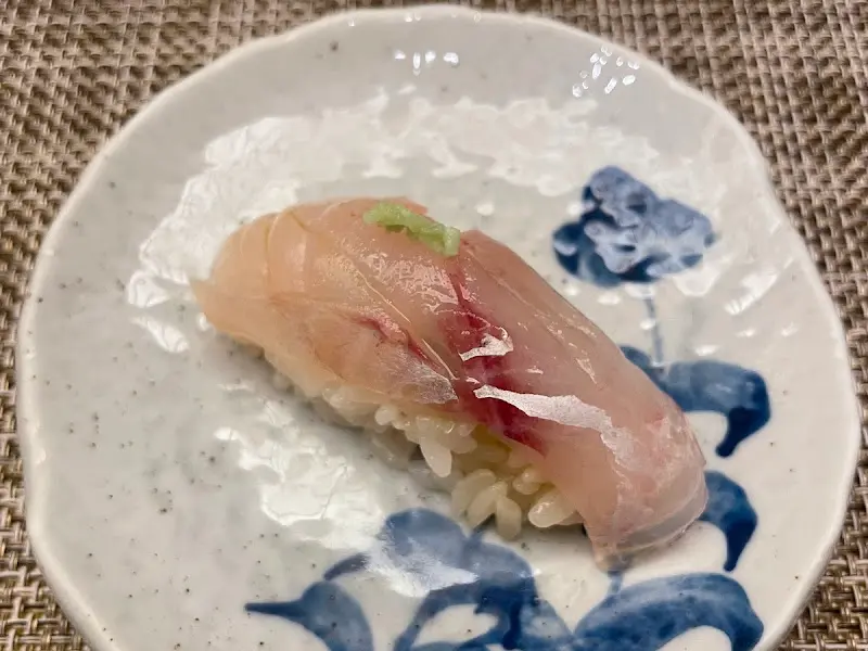 신선함이 느껴지는 흰살 생선 스시