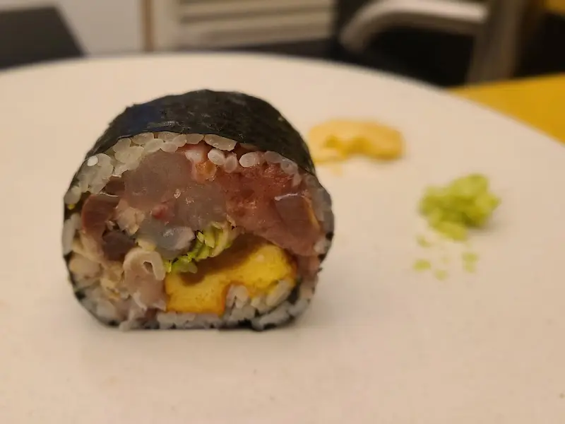 다채로운 재료가 듬뿍 들어간 후토마키