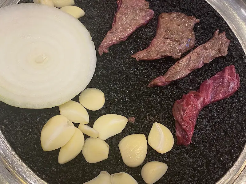 신선한 생갈비와 곁들여 구울 양파, 마늘