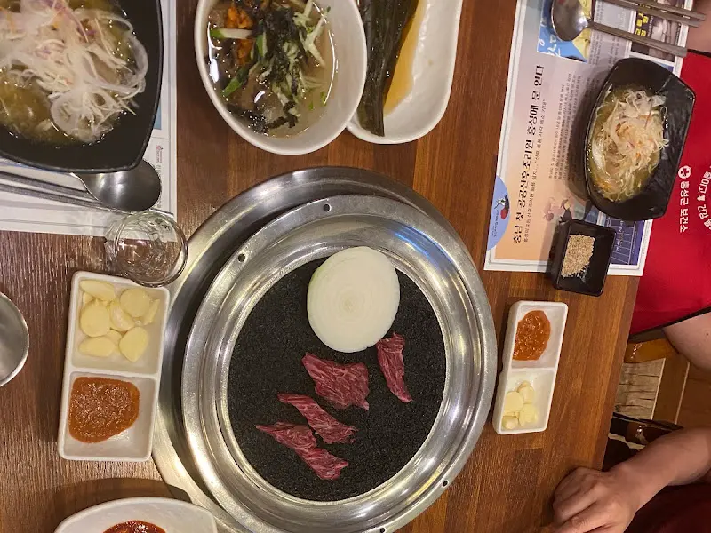 테이블 가득 차려진 풍성한 한 상 차림