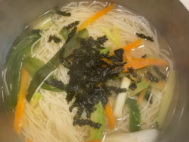 따뜻한 잔치국수 한 그릇