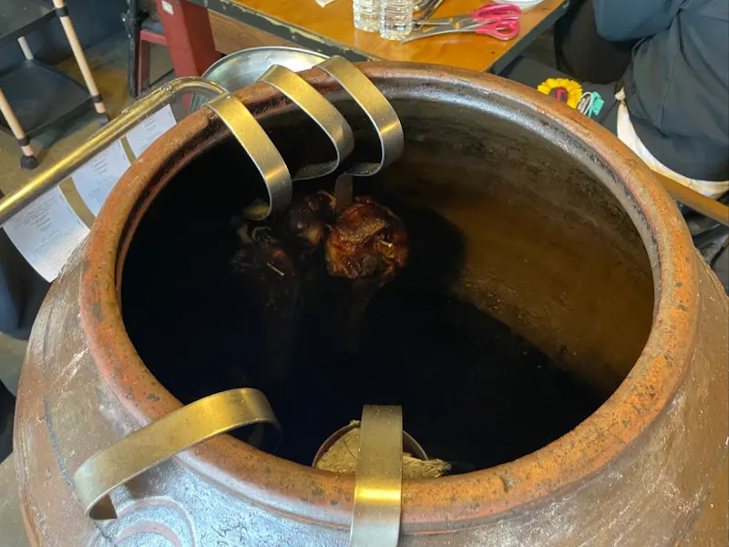 항아리 속에서 훈연되고 있는 바베큐